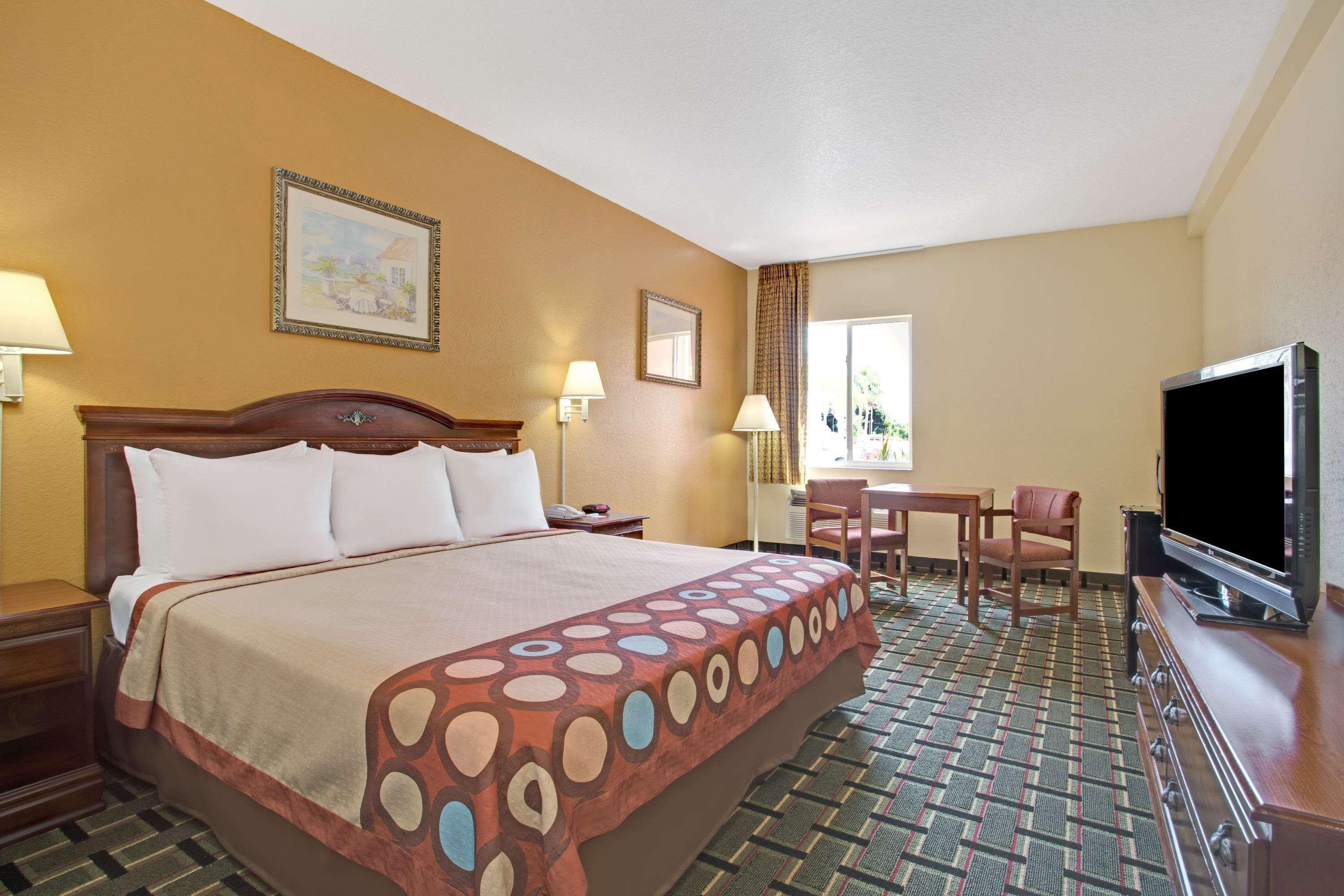 Super 8 By Wyndham Daytona Beach Exterior photo